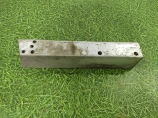 Запчасть кронштейн усилителя передний левый Audi A4 2008-2016