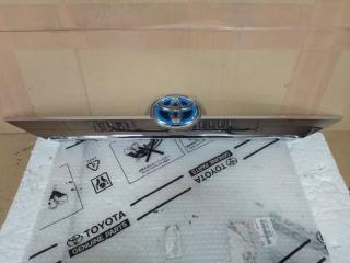 Запчасть молдинг на крышку багажника Toyota Camry 2013