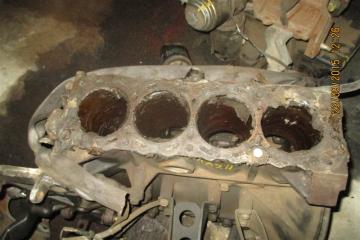 Блок цилиндров NISSAN LARGO NW30 KA24DE 699897W 2 ракурс