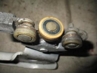 Ролик двери правый задний NISSAN ELGRAND NE51 2 ракурс