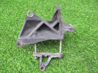 Крепление компрессора кондиционера SUBARU LEGACY BG9 EJ25 2 ракурс