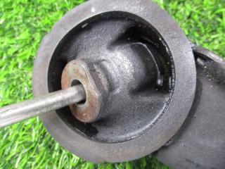 Крепление редуктора заднее TOYOTA ALLION ZZT245 1ZZFE 2 ракурс