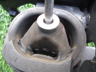 Подушка двигателя левая TOYOTA RACTIS NCP100 1NZFE 3 ракурс