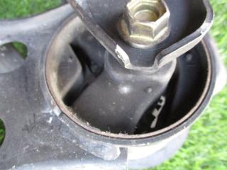 Подушка двигателя задняя NISSAN PRIMERA TP12 QR20DE 3 ракурс