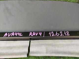 Шторка багажника TOYOTA RAV4 AVA44 2AR-FXE 2 ракурс