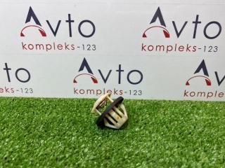 Фото запчасти клипса кузова Mercedes-Benz C-Class 2012 контрактная запчасть Запчасть клипса кузова Mercedes-Benz C-Class 2012