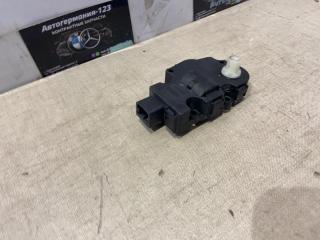 Запчасть моторчик привода заслонок Mercedes C180 2012