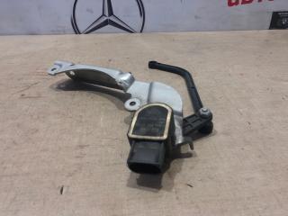Датчик высоты дорожного просвета передний левый Mercedes C200 2008