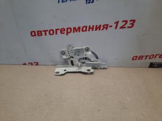 Запчасть петля капота передняя левая BMW 118 2015