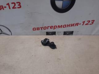 Запчасть петля замка капота передняя правая Mercedes E320 2008