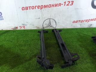 Запчасть кронштейн радиатора Mercedes C200 2011