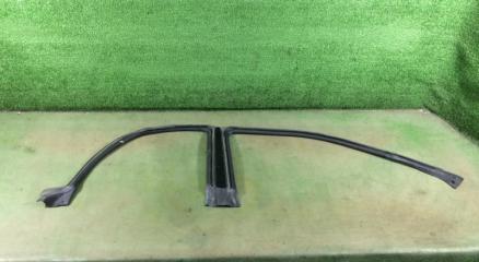 Уплотнитель стекла двери правый Subaru Impreza 2006