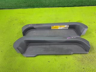 Накладка на порог наружная задняя Toyota Voxy 2007