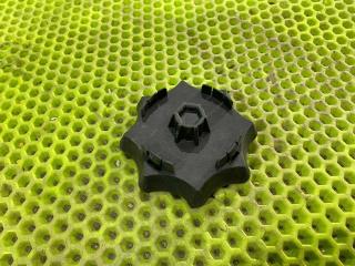 Запчасть крепление запасного колеса Volkswagen Touareg 20011