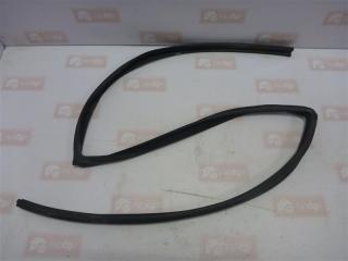 Запчасть уплотнительная резинка задняя правая Land Rover Discovery 2008