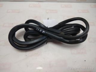 Уплотнительная резинка передняя правая Nissan Almera 2000