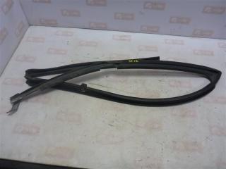 Уплотнительная резинка передняя правая Nissan Almera 2000