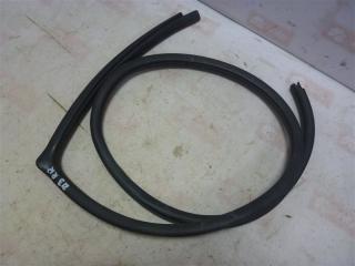 Уплотнительная резинка задняя правая Mitsubishi Lancer 2005