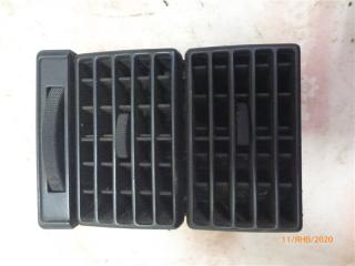 Дефлектор воздушный левый Audi 80 1990