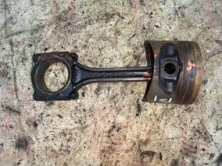 Поршень с шатуном Nissan Primera 1995