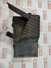 Корпус воздушного фильтра Volkswagen Passat 1993