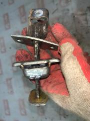 Фото запчасти ограничитель двери передний правый Лада Калина 2012 Б/У запчасть Запчасть ограничитель двери передний правый Лада Калина 2012