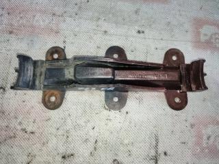 Кронштейн бампера передний правый Audi 100 1991