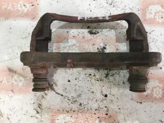 Скоба суппорта передняя правая Mitsubishi Carisma 1998