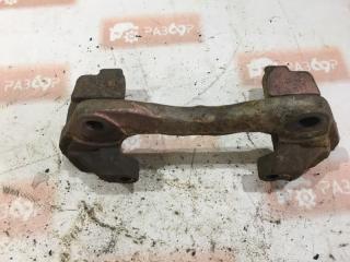 Скоба суппорта передняя правая Toyota Avensis 1999