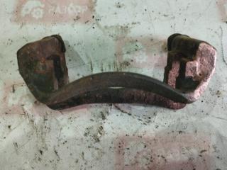 Скоба суппорта передняя левая Mitsubishi Carisma 1998