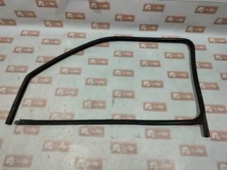 Уплотнительная резинка боковой двери передняя левая Volkswagen Golf 1993