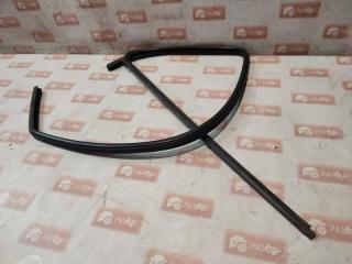 Уплотнитель передний правый Volkswagen Golf 1993