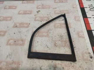 Уплотнитель задний левый Mitsubishi Carisma 1997