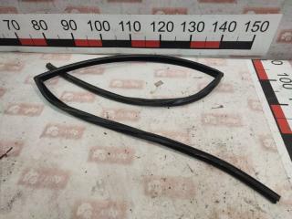 Уплотнитель задний левый Mitsubishi Carisma 1997