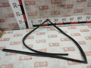 Уплотнитель задний левый Toyota Highlander 2002