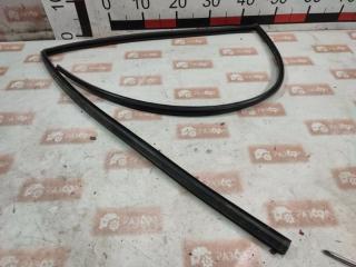 Уплотнитель задний правый Toyota Highlander 2002