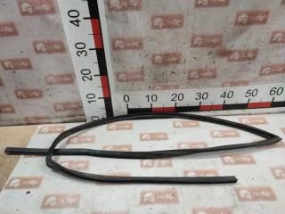 Уплотнитель передний левый Toyota Highlander 2002