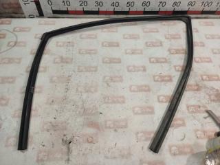 Уплотнитель передний левый Mitsubishi Outlander