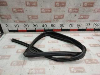 Уплотнитель передний левый Renault Duster 2013