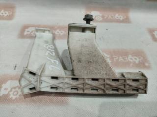 Фото запчасти направляющая стекла передняя левая Peugeot 308 2010 Б/У запчасть Запчасть направляющая стекла передняя левая Peugeot 308 2010