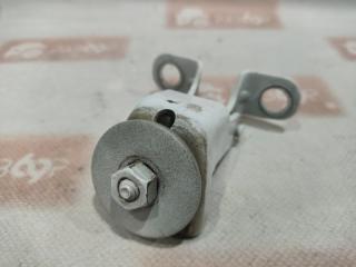 Фото запчасти петля крышки багажника задняя правая Peugeot 308 2010 Б/У запчасть Запчасть петля крышки багажника задняя правая Peugeot 308 2010