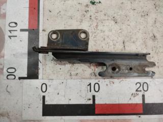 Запчасть петля капота передняя левая Mazda 626 1996