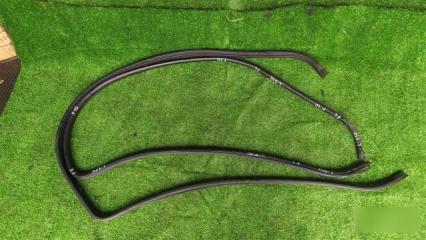 Запчасть уплотнение двери переднее LAND ROVER FREELANDER 2004