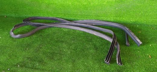 Запчасть уплотнение двери пара переднее Ford Focus 2012