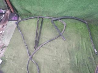 Запчасть уплотнение  двери переднее левое FORD EXPLORER 2007