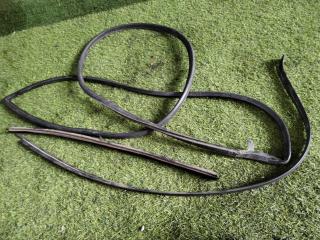 Фото запчасти уплотнение двери переднее левое Kia K5 2013 г контрактная запчасть Запчасть уплотнение двери переднее левое Kia K5 2013 г