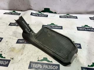 Фото запчасти накладка на порог салона задняя правая Mitsubishi Montero 1998-2009 Б/У запчасть Запчасть накладка на порог салона задняя правая Mitsubishi Montero 1998-2009