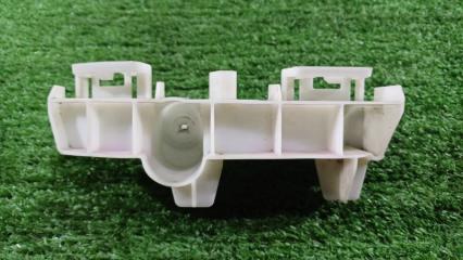 Крепление бампера под стоп заднее левое Toyota Spade 2015