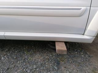 Запчасть накладка на порог наружная передняя правая Suzuki Grand Escudo 2004