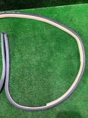 Уплотнитель на арку боковой двери передний правый Harrier 2004 MCU35 1 MZ-FE